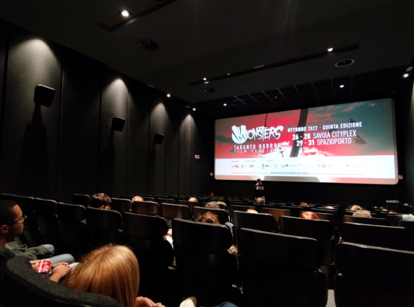 Ultimo giorno al Savoia Cityplex, la Sala 3 è ancora una volta il covo dei Monsters! Il programma comprende il secondo film in concorso nella sezione Nuove Tendenze, THE MEDIUM e il varo della sezione Something Weird con ALL JACKED UP AND FULL OF WORMS. In apertura di giornata, invece, il secondo blocco di cortometraggi!