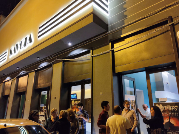 In una pausa tra le varie proiezioni, un po' di pubblico all'esterno del Savoia Cityplex discute le proposte del festival