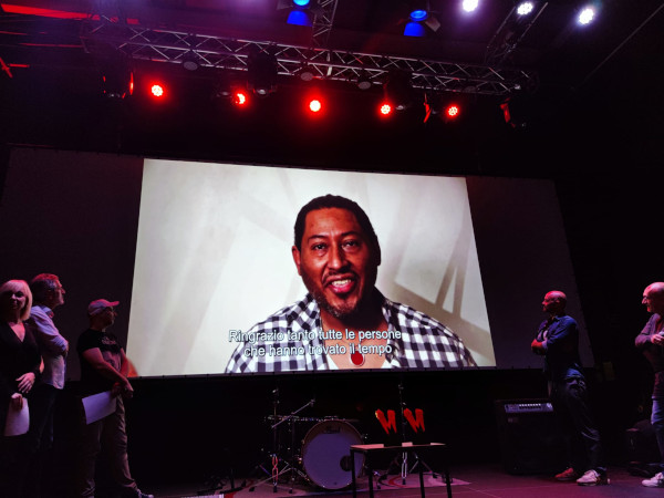 Con GANJA & HESS e gli ultimi Incubi di Midi-Minuit Fantastique si conclude il programma e si passa alle premiazioni: Alonso Oliveros ringrazia il festival con un videomessaggio per la menzione speciale alla regia del corto THE CABIN OF THE DRY RIVER