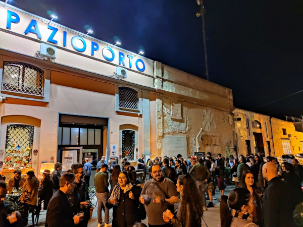 Un'altra edizione si è conclusa, il pubblico si riunisce all'esterno dello Spazioporto per far festa. Appuntamento ai prossimi Monsters!