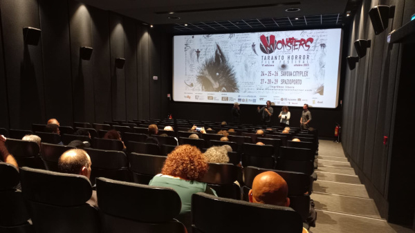 Il pubblico segue l'incontro con gli autori nella sala 3 del Savoia Cityplex